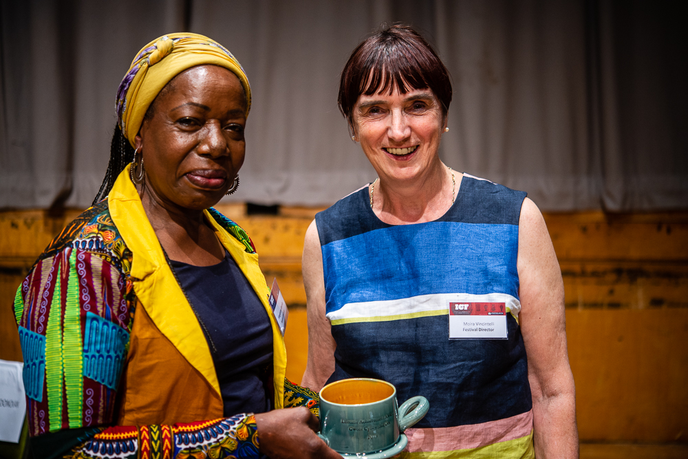 Moira  Vincentelli presents the Potterycrafts Lifetime Achievement Award to Magdalene Odundo. The award was made by Walter Keeler.